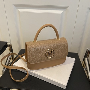 Sac à bandoulière kaki chic avec texture tressée, logo M doré et poignée élégante