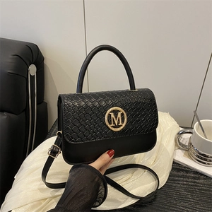 Sac bandoulière noir tendance pour femme avec texture tressée et logo M doré