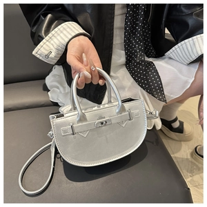 Elegante borsa a mezzaluna argento in pelle metallizzata con chiusura a scatto in metallo