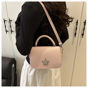Detailansicht der pinkfarbenen Stepptasche mit Sternverzierung und schmalem Gurt