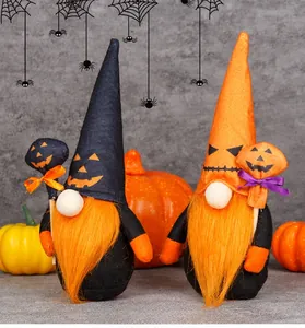 Détail de nains d'Halloween avec chapeaux citrouille et texture en fausse fourrure orange