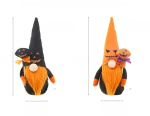 Détail de gnomes d'Halloween en peluche avec chapeaux de citrouille et barbe
