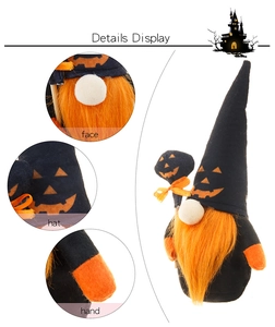 Détails d'un nain d'Halloween avec chapeau noir, barbe orange et décor de citrouille