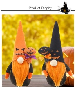 Détail de deux gnomes d'Halloween avec de longues barbes orange tenant des baguettes citrouilles