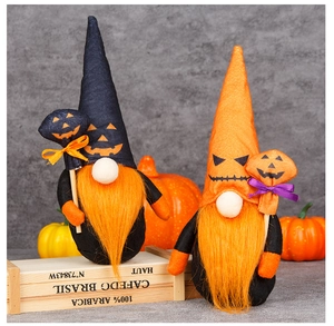 Détail de gnomes d'Halloween avec chapeaux de citrouille sur boîte en bois