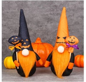 Détail de gnomes d'Halloween avec bâtons de citrouille et longues barbes rousses