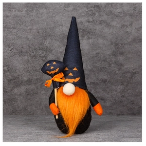 Détail d'un gnome d'Halloween avec chapeau en feutre noir, motif citrouille et barbe orange
