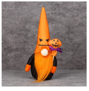 Détail du gnome d'Halloween avec barbe orange, chapeau citrouille et baguette décorative