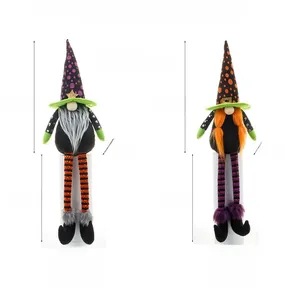 Détail de deux gnomes d'Halloween avec de longues jambes rayées et chapeaux pointus violets et orange