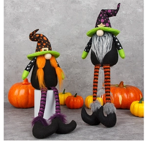 Détail de gnomes d'Halloween avec chapeaux pointus et longues jambes rayées colorées