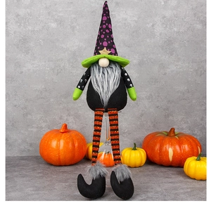 Gnome d'Halloween avec chapeau à pois violets et jambes rayées entouré de citrouilles