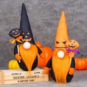 Gnomes d'Halloween avec chapeaux de citrouille et barbe orange sur décor vintage