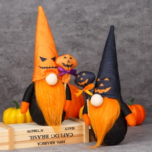 Set de gnomes d'Halloween avec barbes oranges et chapeaux citrouille sur caisse