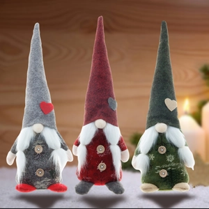 Drei Weihnachtswichtel mit Strickmützen und weißen Bärten auf gemütlichem Holzgrund