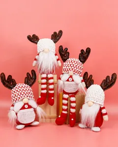 Detailweergave van vier kerstkabouters met rendiergewei en rood-witte gebreide mutsen