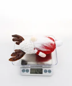 Gewichtsmeting van 124g van kerstkabouter met rood gewei en witte baard