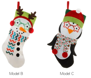 Détail de chaussettes de Noël bonhomme de neige et pingouin avec lunettes en étoile