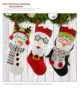 Trois chaussettes de Noël festives avec bonhomme de neige, Père Noël et pingouin