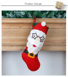 Chaussette de Noël rouge avec Père Noël 3D à lunettes suspendue sur la cheminée