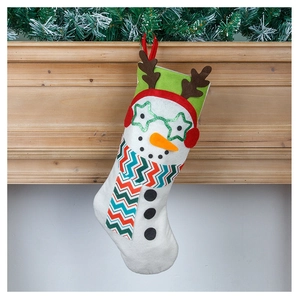 Détail d'une chaussette de Noël en feutre blanc avec bonhomme de neige et écharpe