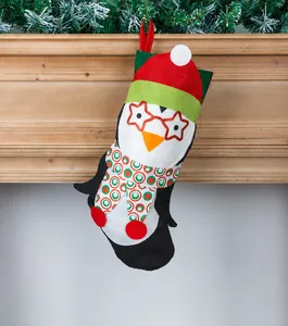 Détail d'une chaussette de Noël avec un pingouin portant des lunettes étoilées