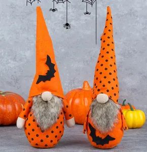 Dettaglio di due gnomi di Halloween con ali di pipistrello e cappelli arancioni