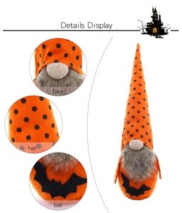 Dettaglio gnomo di Halloween con cappello a pois, barba lunga e decoro a pipistrello