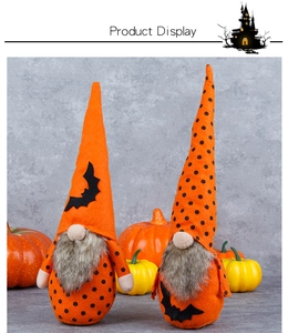 Dettaglio di gnomi di peluche per Halloween con pipistrelli su sfondo di zucche reali