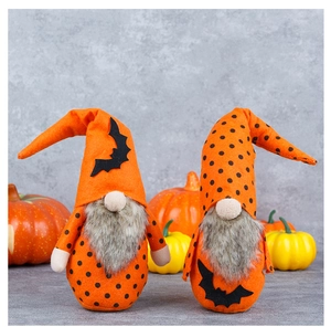 Dettaglio di due gnomi di Halloween con pipistrelli neri e cappelli arancioni a pois