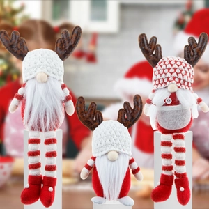 Drie Kerstmis Rudolph kabouters met bruin gewei en lange benen voor feestelijke decoratie