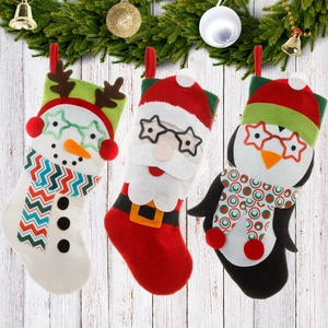 Trois chaussettes de Noël festives avec motifs Père Noël, Bonhomme de neige et Pingouin