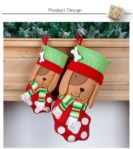 Detailansicht der Good Dog Weihnachtsstrümpfe mit Plüschpfotenabdrücken und Bestickung