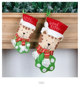 Detail von Katzenpfoten-Weihnachtsstrümpfen mit Kätzchengesicht und Karoschal