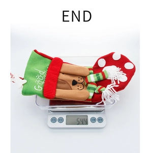 Detailansicht eines leichten 54,4g Weihnachtsstrumpfs mit süßem Plüsch-Hunde-Design