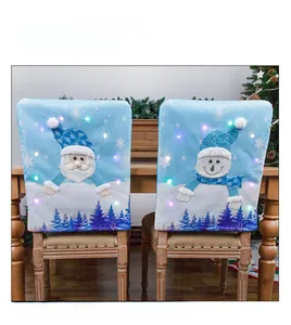 Dettaglio coprisedia natalizi con luci LED, Babbo Natale e pupazzo di neve su sfondo blu
