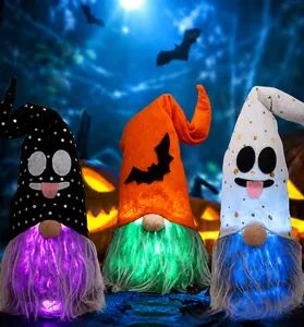 Drei leuchtende Halloween-Wichtel mit LED-Lichtern in einer gruseligen Waldszenerie