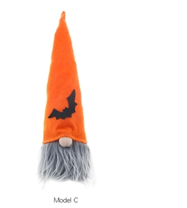 Detail van Halloween kabouter model C met oranje vleermuismuts en grijze baard decoratie