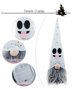 Detailweergave van Halloween-kabouter met lichtgevende voet en batterijcompartiment