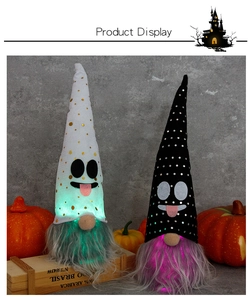 Detail van lichtgevende Halloween-kabouters met LED, puntmutsen en spookachtige patronen