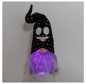 Detail van Halloween-kabouter met paars LED-licht en lovertjeshoed met spookmotief