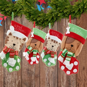 Weihnachtsstrümpfe-Set mit süßen Hunde- und Katzenpfoten in klassischen rot-grünen Festfarben