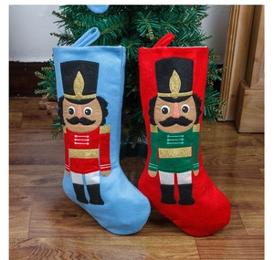 Dettaglio delle calze di Natale ricamate schiaccianoci con decorazioni glitterate