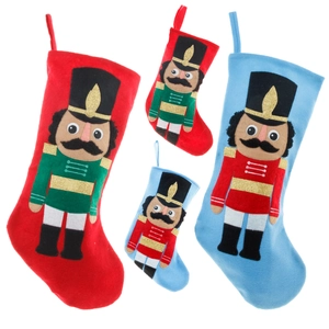 Set di calze natalizie con soldati schiaccianoci ricamati nei colori rosso e azzurro