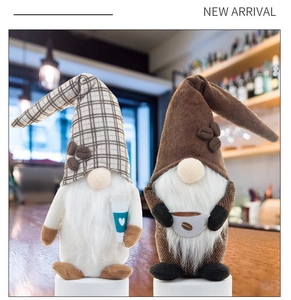 Détail de gnomes café avec chapeaux à treillis marron tenant des tasses et grains de café