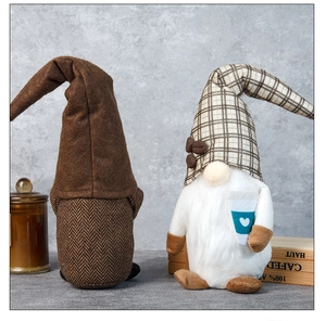 Détail de gnomes de café en peluche avec chapeaux à carreaux, barbes et mini tasses à café