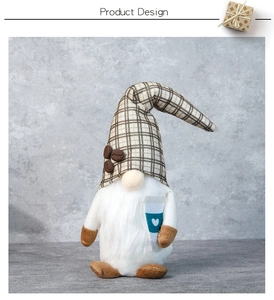 Détail d'un gnome de café en peluche avec chapeau à carreaux sur fond gris uni