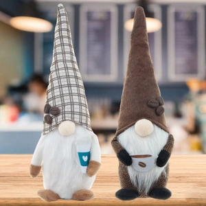 Paire de gnomes en peluche thème café avec tasses posés sur un bureau en bois