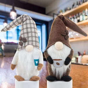 Paire de gnomes sur le thème du café avec chapeaux à carreaux pour décor de comptoir