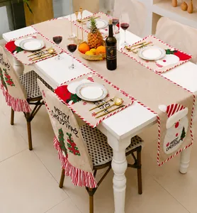 Détail de housses de chaise et chemin de table en lin avec broderie de Noël