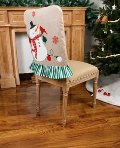 Détail de housse de chaise de Noël en toile de jute avec motif bonhomme de neige et volant